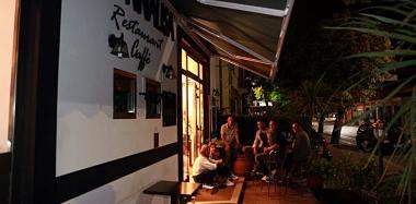 Al ristorante Monnalisa si pu&ograve; cenare con 30 euro in due, alla Fattoria Medicea di Monsummano (a destra il salone) camera e cena compresa a 35 euro a persona  