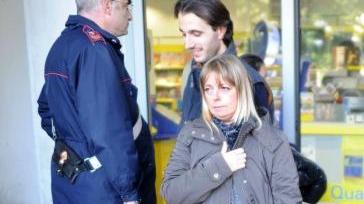 Accanto e a destra, i dipendenti delle poste di Quarrata centro fuori dall’ufficio dopo la rapina Hanno chiesto un rafforzamento delle misure di sicurezza