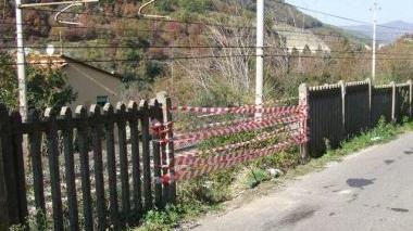Qui la 500 è sbandata ed è finita sulle rotaie