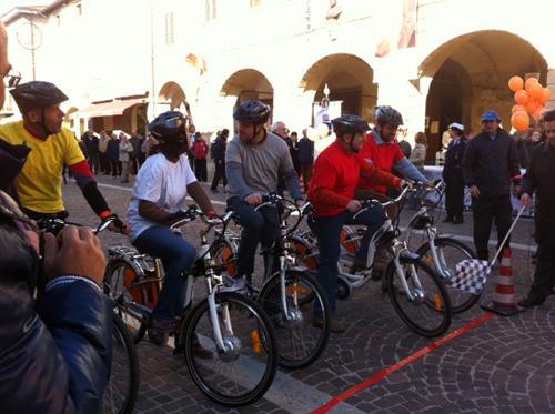 La giunta si sfida in bici per inaugurare il servizio di bike-sharing a Cascina