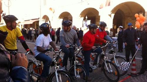 La giunta si sfida in bici per inaugurare il servizio di bike-sharing a Cascina