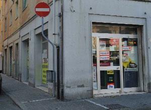Picchiato e rapinato dipendente di un phone center