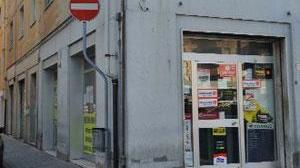 Picchiato e rapinato dipendente di un phone center