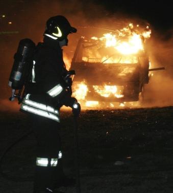 Un pompiere mentre spenge il camper incendiato 