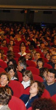 <b>A TEATRO.</b> La folla delle grandi occasioni al Moderno A destra il cast del musical 