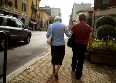Unanziana assistita da una badante (archivio) 