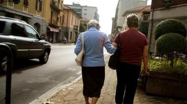 Un’anziana assistita da una badante (archivio)