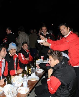 <b>TERZO TEMPO.</b> I giocatori rossoneri festeggiano a fine gara dietro la Curva Ovest con tifosi, avversari, dirigenti del team pistoiese e terna arbitrale con una &laquo;merenda&raquo; a base di pappa al pomodoro, salsicce e vino rosso (vip) 
