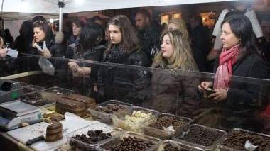 Gran folla alle bancarelle del cioccolato
