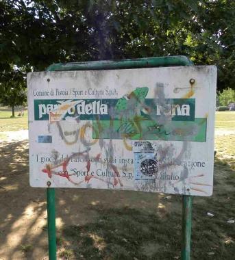 Un cartello cancellato dalle scritte al parco della Rana   