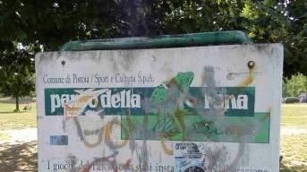 Un cartello cancellato dalle scritte al parco della Rana