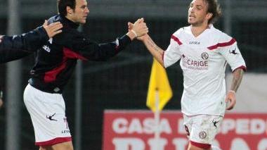 <b>DAMMI CINQUE. </b>Salviato festeggia Paulinho dopo il 2-2