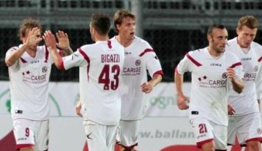 <b>ABBRACCI. </b>Paulinho festeggiato dopo il 2-2 a sinistra: loccasione mancata da Dionisi sotto: testa di Belingheri 