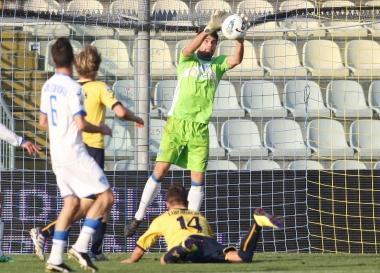 Il portiere azzurro Alberto Pelagotti blocca senza eccessivi problemi un colpo di testa di Ciaramitaro 