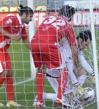 <b>5-1.</b> Sforzini e Mancino recuperano il pallone, a destra Maran 