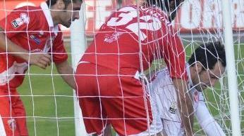 <b>5-1.</b> Sforzini e Mancino recuperano il pallone, a destra Maran