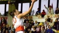 Willis in azione; al centro la squadra saluta i tifosi (foto Vasco Favilla)