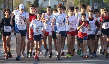Sopra, accanto e in basso a destra alcuni momenti della gara di marcia 