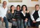 <b>LUCA RAZZAUTI.</b> Sopra: al computer. A sinistra: in casa con la sua famiglia 