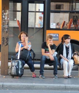 In attesa a una fermata della linea 3  