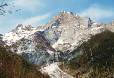 <b>CONVEGNO AMBIENTALISTA.</b> Sotto alcuni partecipanti allincontro allEden Accanto uno scorcio della Alpi Apuane 