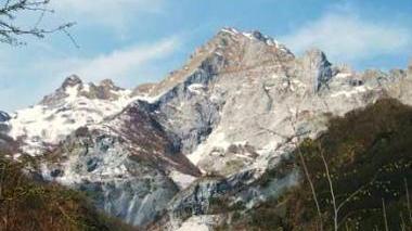 <b>CONVEGNO AMBIENTALISTA.</b> Sotto alcuni partecipanti all’incontro all’Eden Accanto uno scorcio della Alpi Apuane