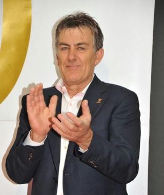 Il presidente uscente della Targa Cecina Lido Franconi e, a destra, il seggio elettorale allestito sabato nella sede dei capannoni  