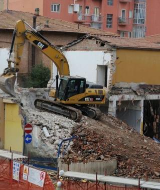 IL PROGETTO. Tra via Bonghi e via Manetti nasce un palazzo di lusso con trenta appartamenti e una galleria commerciale. Cominciata l’opera di demolizione della vecchia struttura