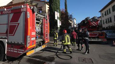 Incendio danneggia una mansarda in via Zarini