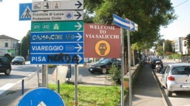 Via Salicchi, sparisce il cartello di denuncia sull'inquinamento da tir