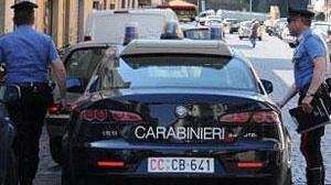 Ambulante cerca di derubare un cliente al mercato