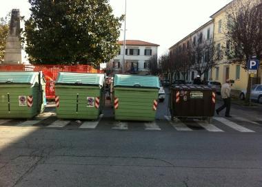 I cassonetti per la raccolta dei rifiuti spostati lungo via Veneto allaltezza di piazza Trieste e collocati sulle strisce pedonali   
