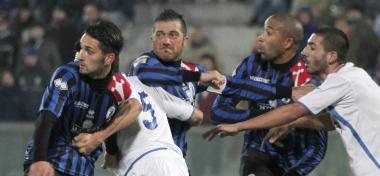 Mucchio selvaggio in area pavese; a destra larbitro Soricaro  