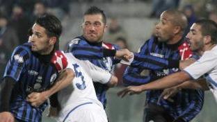 Mucchio selvaggio in area pavese; a destra l’arbitro Soricaro