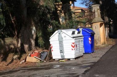 <b>EX IDROSCALO</b> I rifiuti abbandonati davanti a uno degli ingressi del parco  