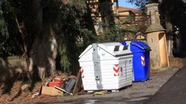 <b>EX IDROSCALO</b> I rifiuti abbandonati davanti a uno degli ingressi del parco