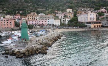 <b>GIGLIO PORTO.</b> Limboccatura dellapprodo dellisola 