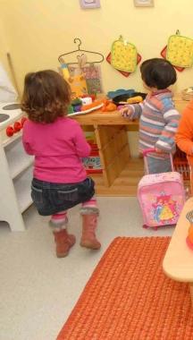 Bimbi in un nido dinfanzia 