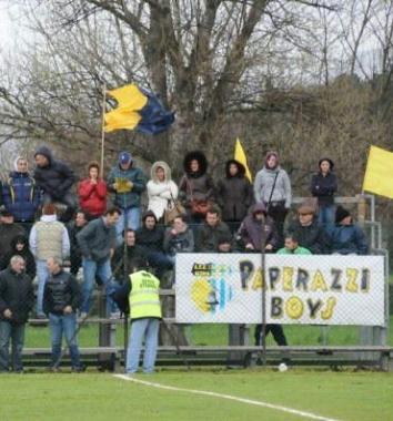 La tribuna in tubi innocenti dellimpianto dei Laghetti a Lammari 