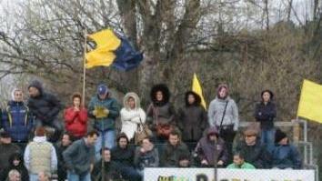 La tribuna in tubi innocenti dell’impianto dei Laghetti a Lammari