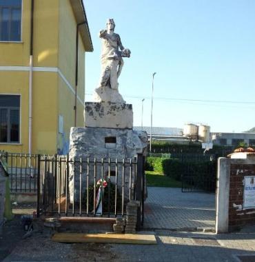 Il palo davanti al monumento ai caduti 