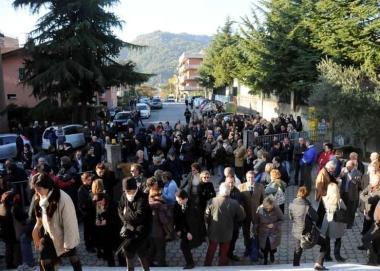 Folla ai funerali del preside   