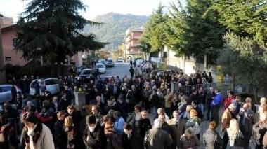 Folla ai funerali del preside