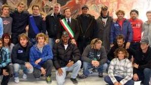 I re del surf ammirano le meraviglie delle cave