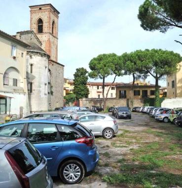 Larea dietro la chiesa di San Bartolomeo dove sorger&agrave; il parcheggio 