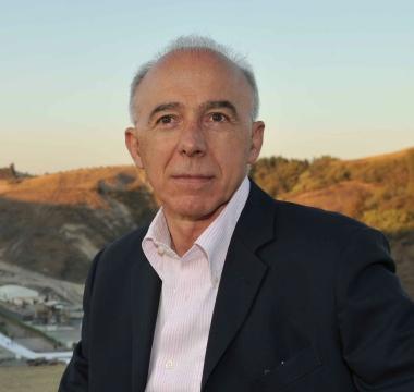Renzo Macelloni, presidente della Belvedere Spa, e una veduta della discarica di Legoli al centro delle polemiche da parte delle forze politiche che contrastano il progetto di ampliamento 