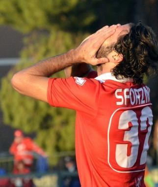 <b>DISPERATO E INCREDULO </b>Nando Sforzini dopo il palo preso contro il Varese   