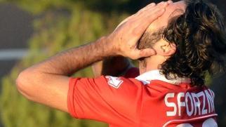 <b>DISPERATO E INCREDULO </b>Nando Sforzini dopo il palo preso contro il Varese