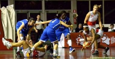 Andrade e Ruzickova lottano con Caliendo e Gidden per il possesso della palla (foto Vasco Favilla) 