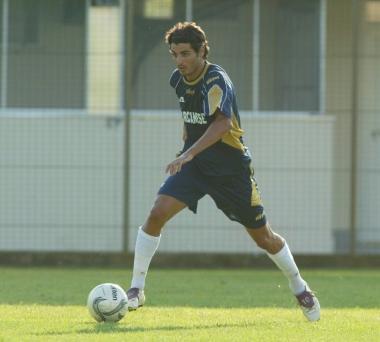 Il bomber Napoli, della Larcianese e, pi&ugrave; a destra, Catassi, in gol per il Monsummano 